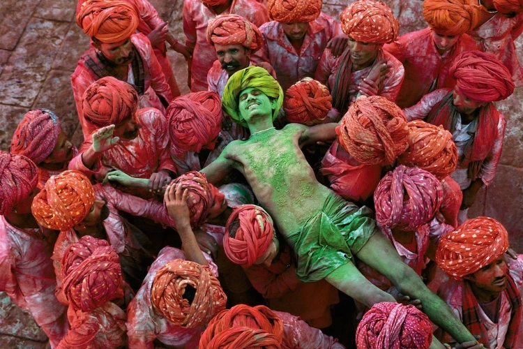 Steve-McCurry-Holu-a-festival-that-welcomes-spring-is-celebrated-with-public-spraying-of-colorful-powders.-Rajasthan-India-1996